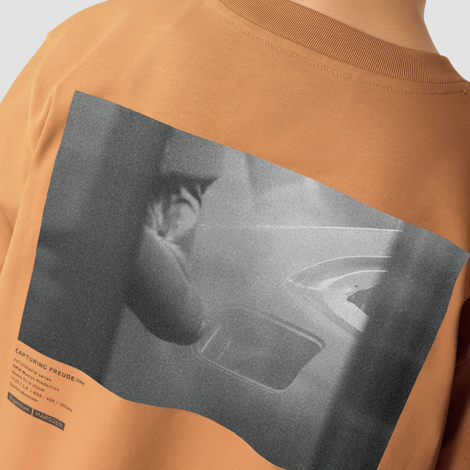 REVERSE M SS OVERSIZED T-SHIRT - model