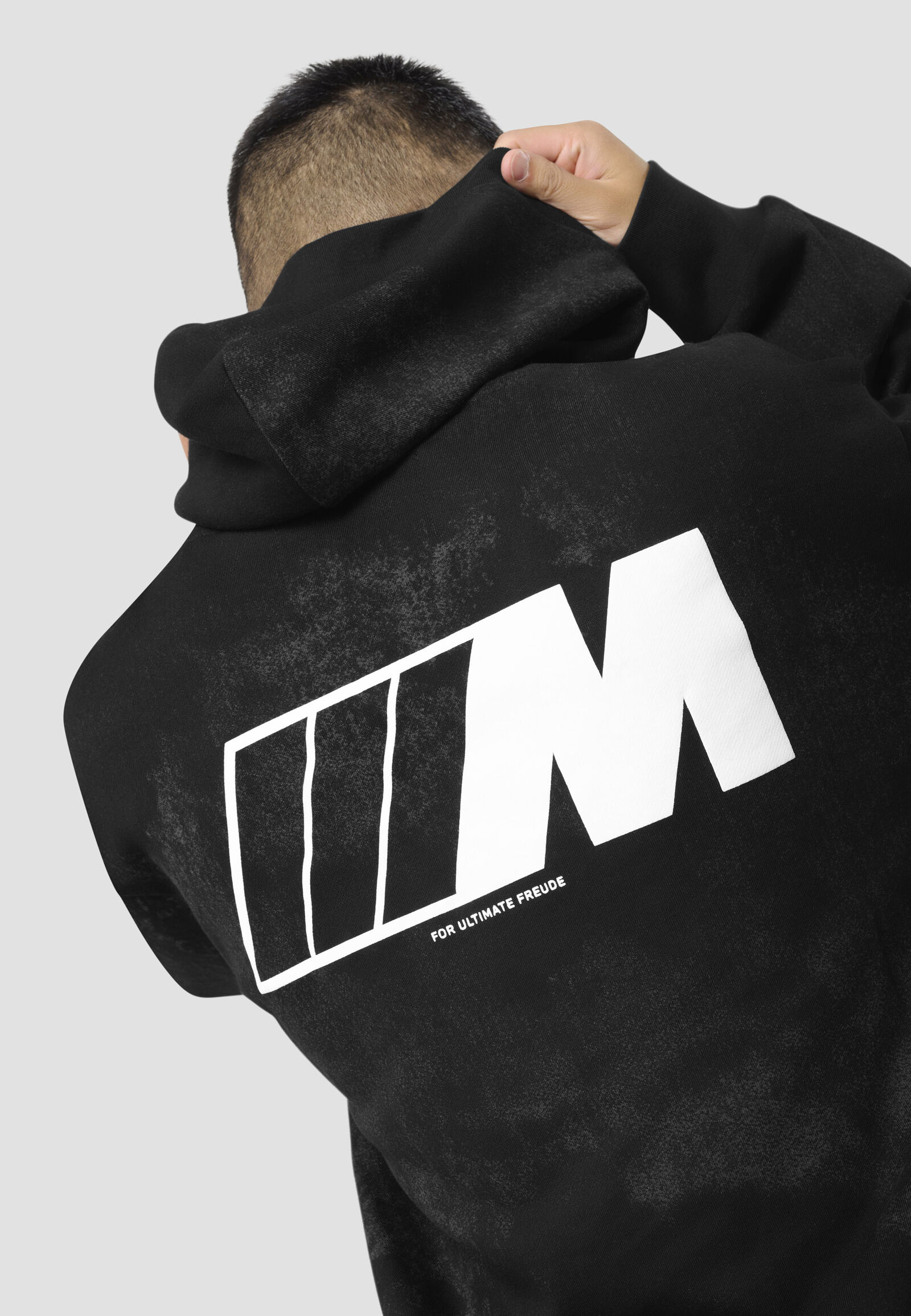 REVERSE M HOODY - model