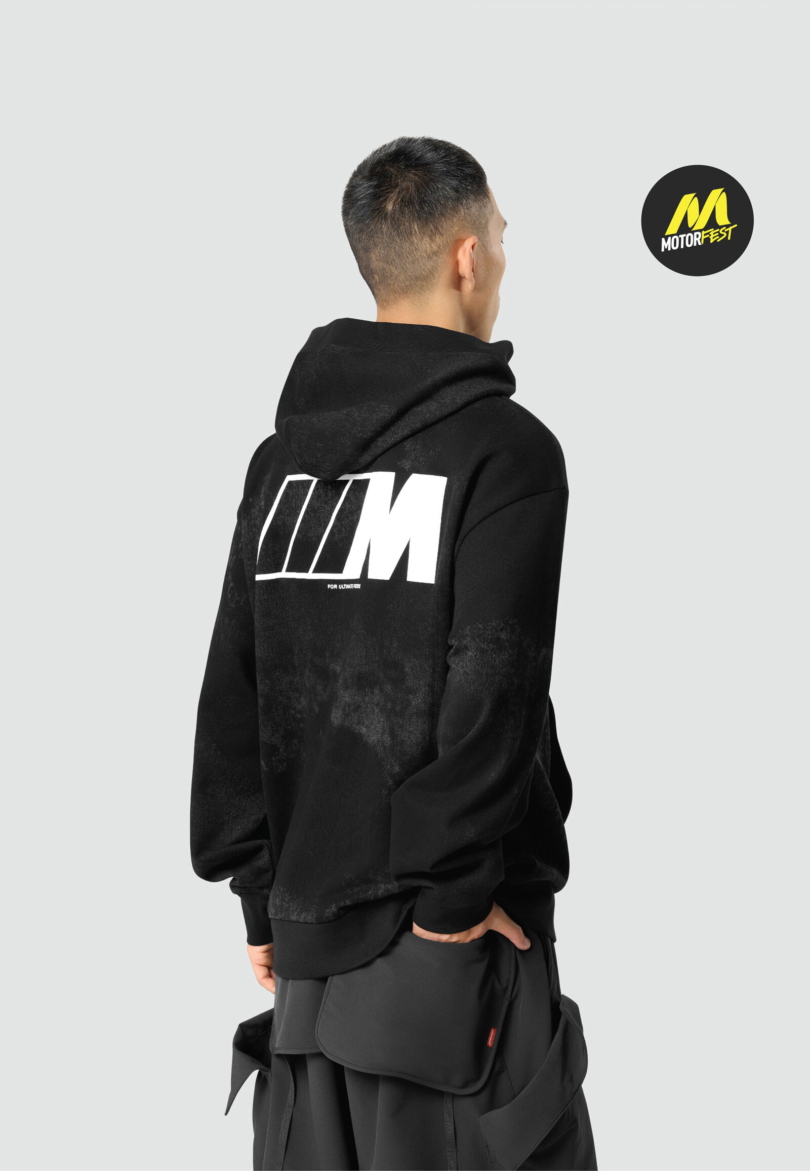 REVERSE M HOODY - model