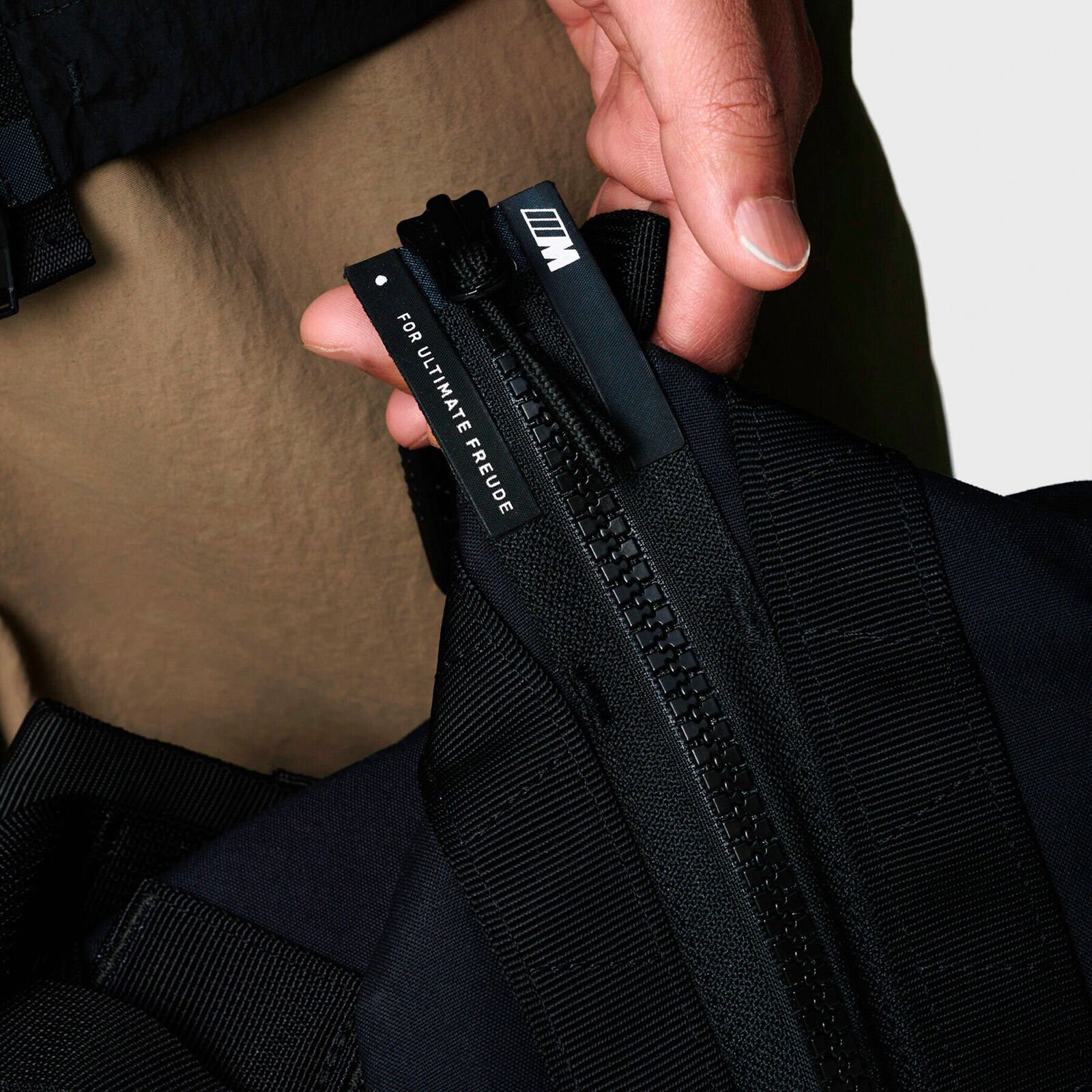 M TRAVEL CARGO - model