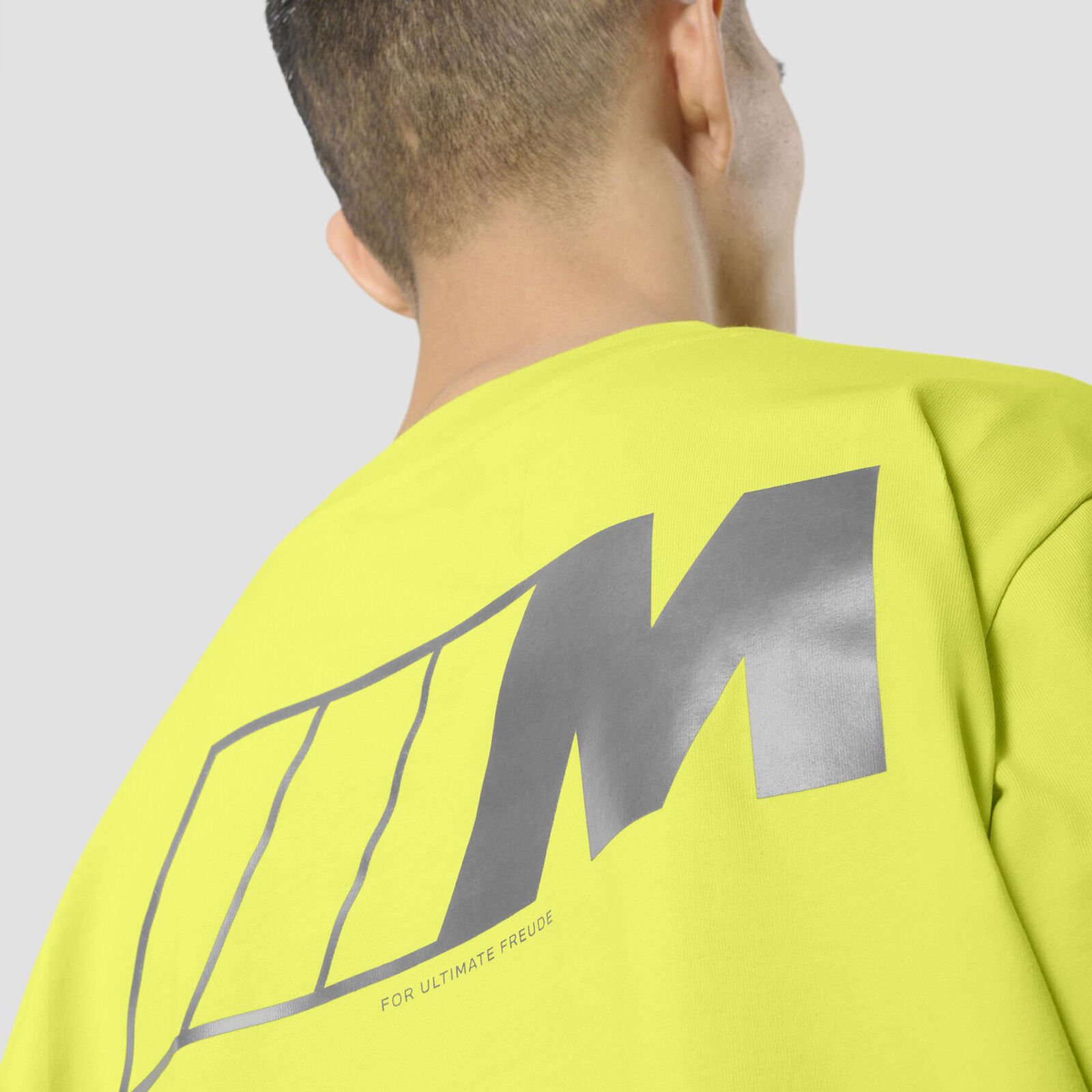 REVERSE M SS OVERSIZED T-SHIRT REFLECTIVE - model