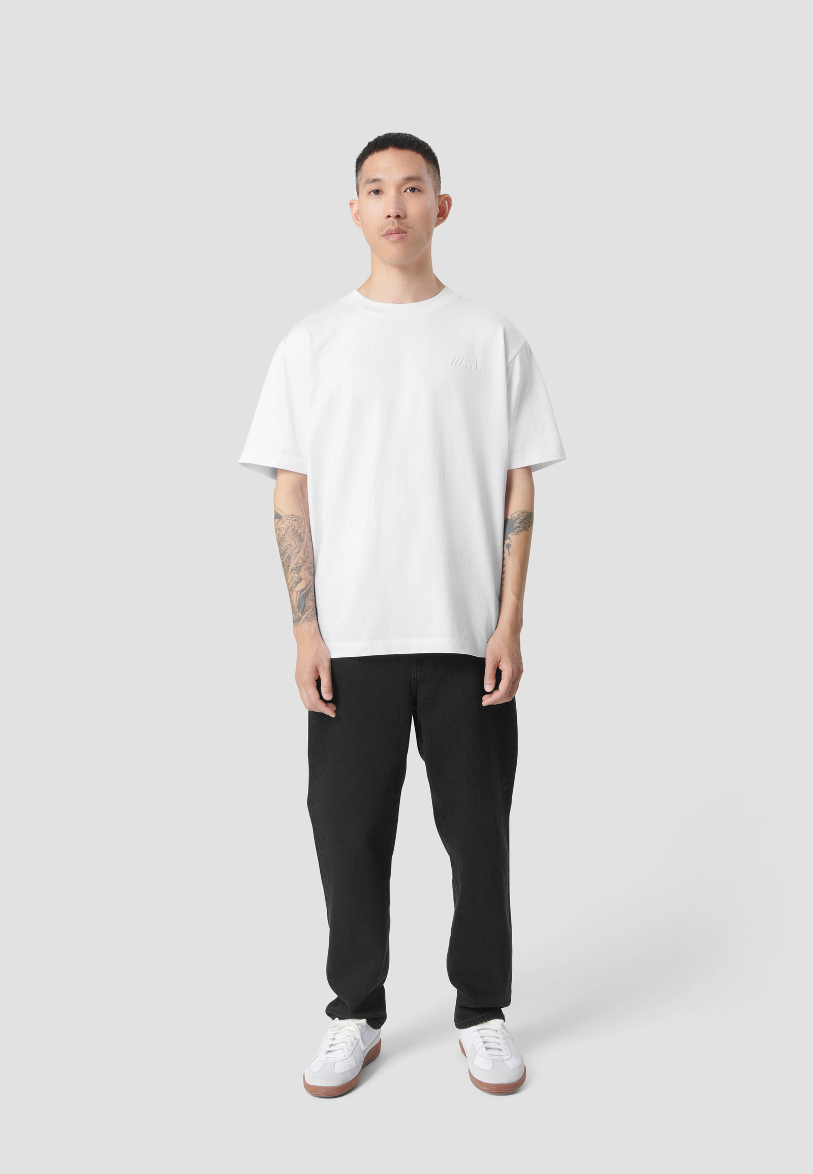 REVERSE M SS OVERSIZED T-SHIRT - model