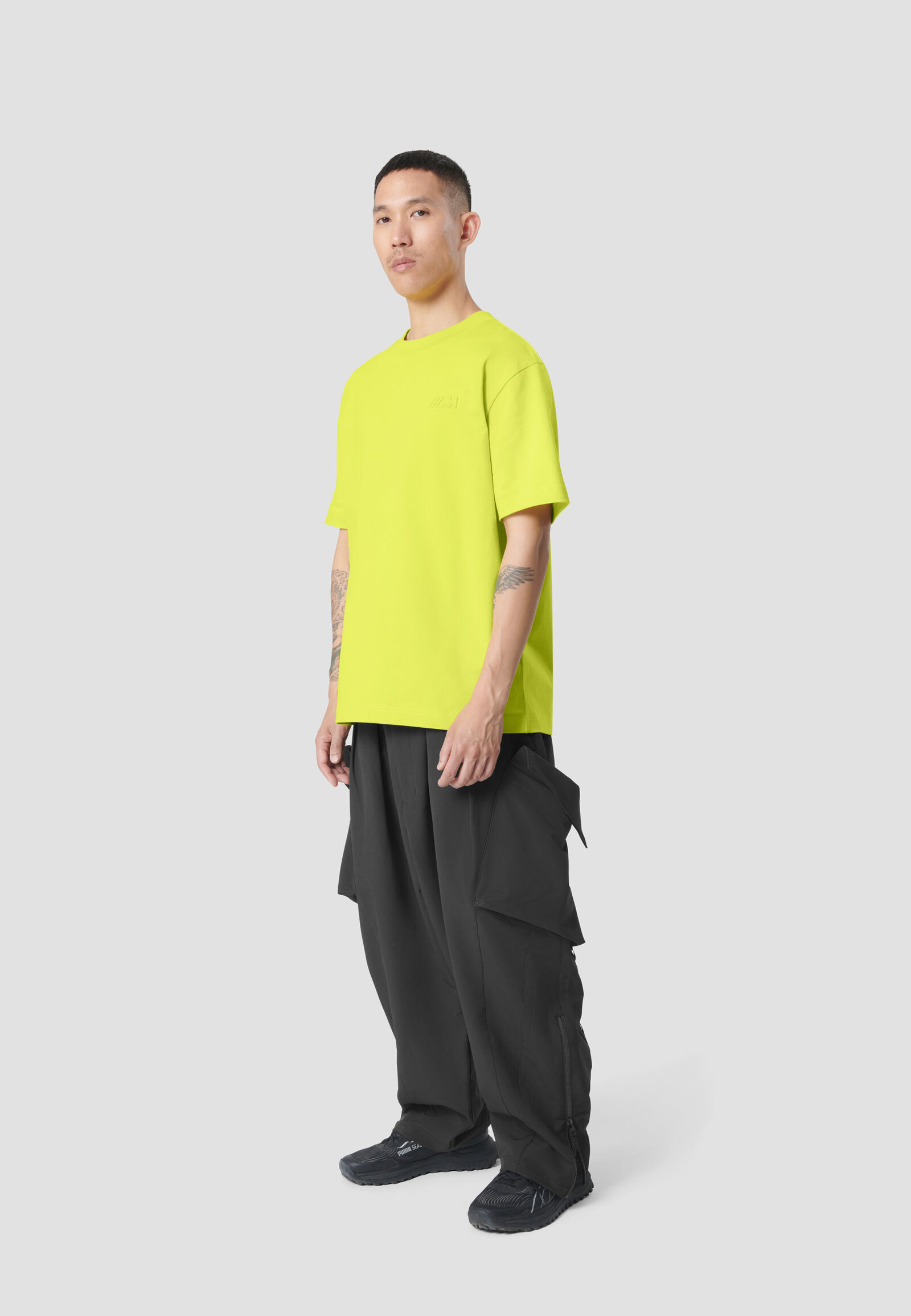 REVERSE M SS OVERSIZED T-SHIRT REFLECTIVE - model