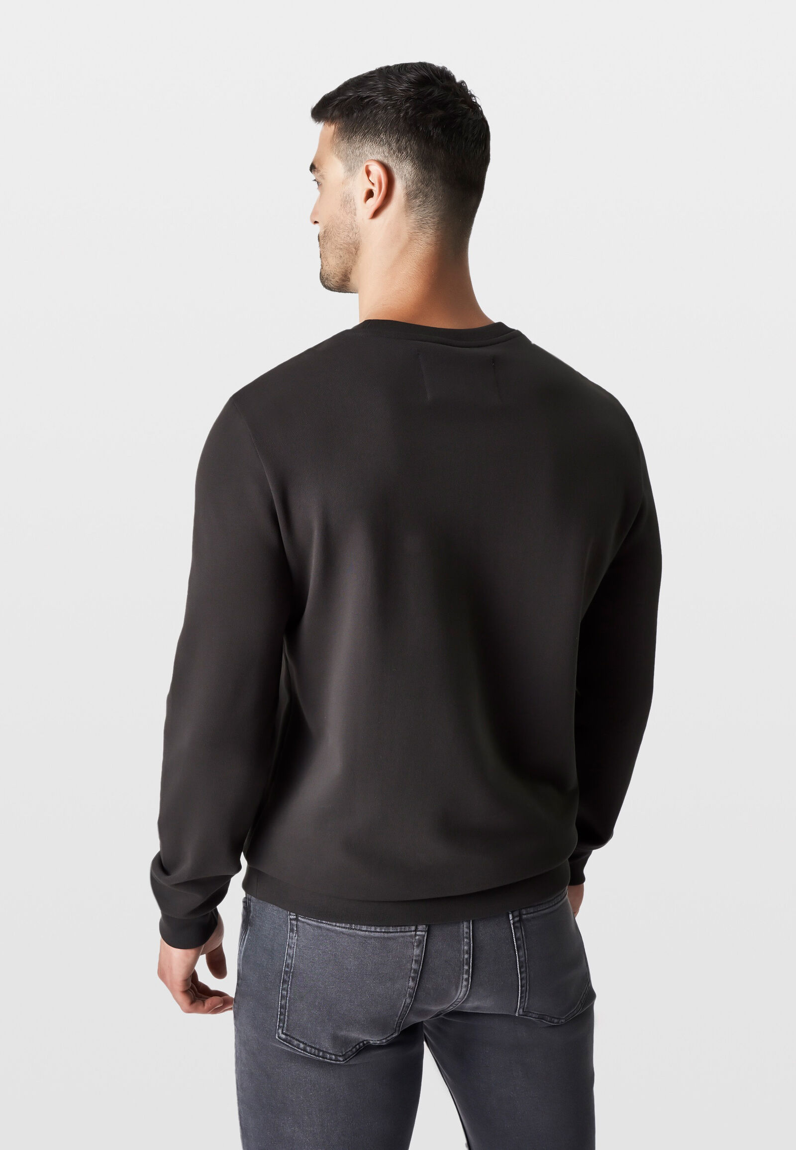 OFFSET TAG SWEAT CREW - model
