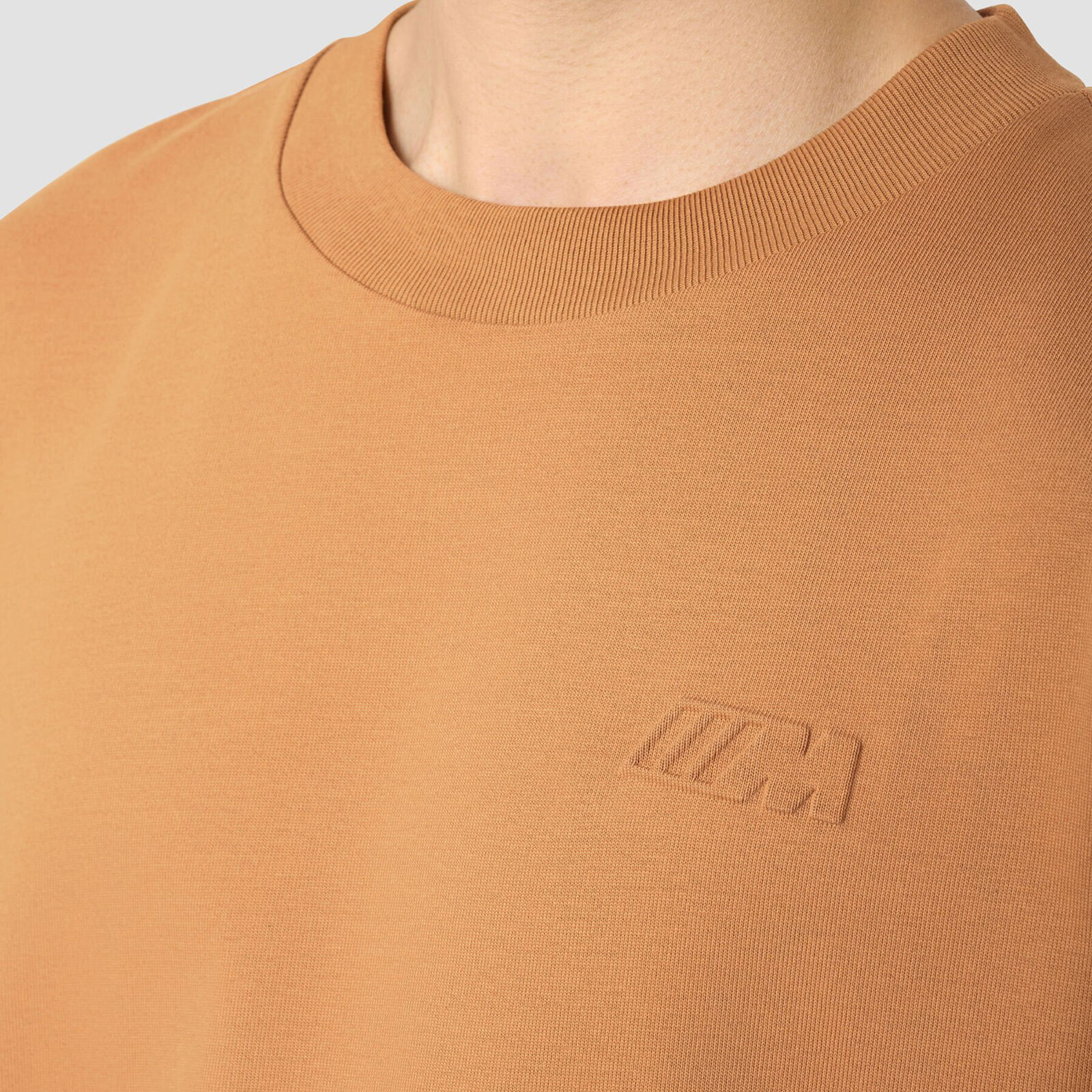 REVERSE M SS OVERSIZED T-SHIRT - model