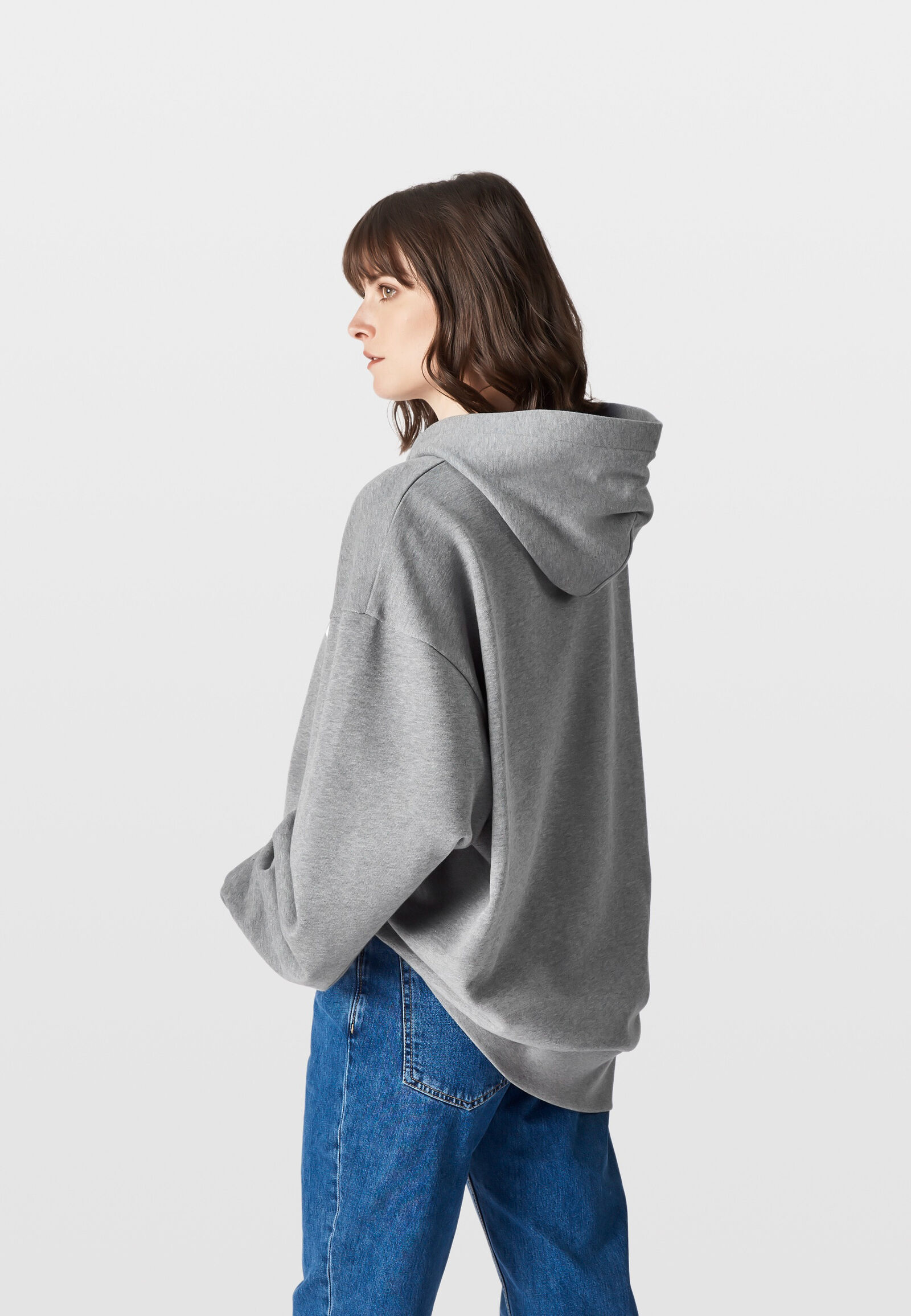 CONTRAST M OVERSIZED SWEAT HOODIE - model