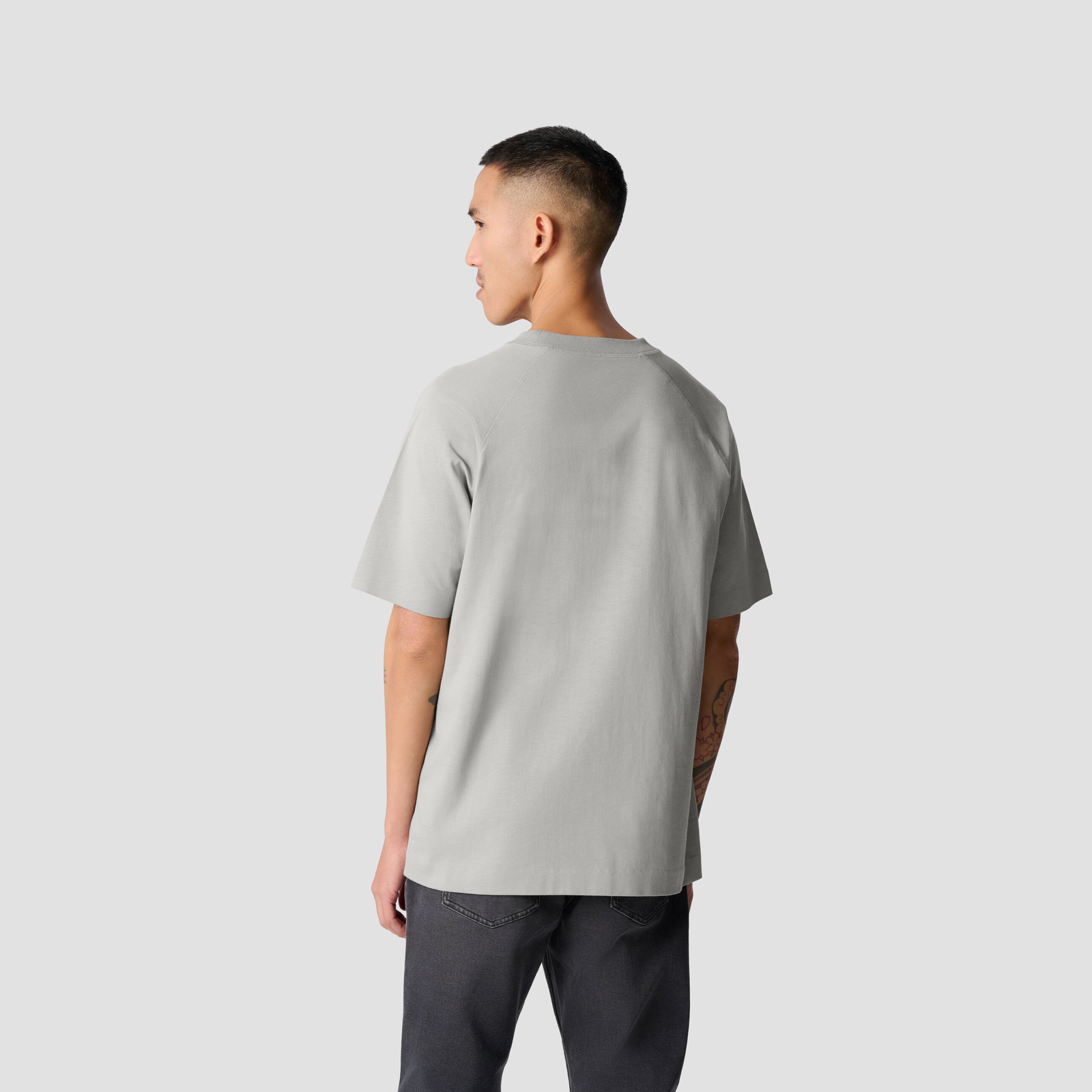 MICRO M RAGLAN T-SHIRT - model