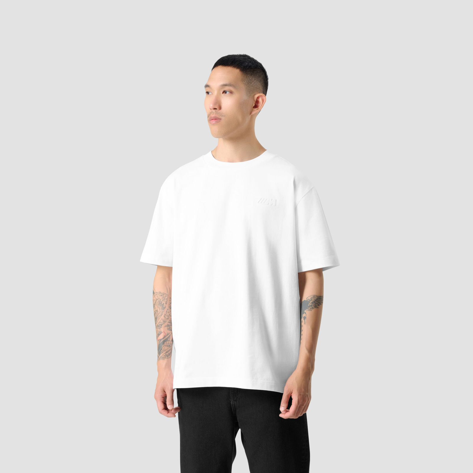 REVERSE M SS OVERSIZED T-SHIRT - model