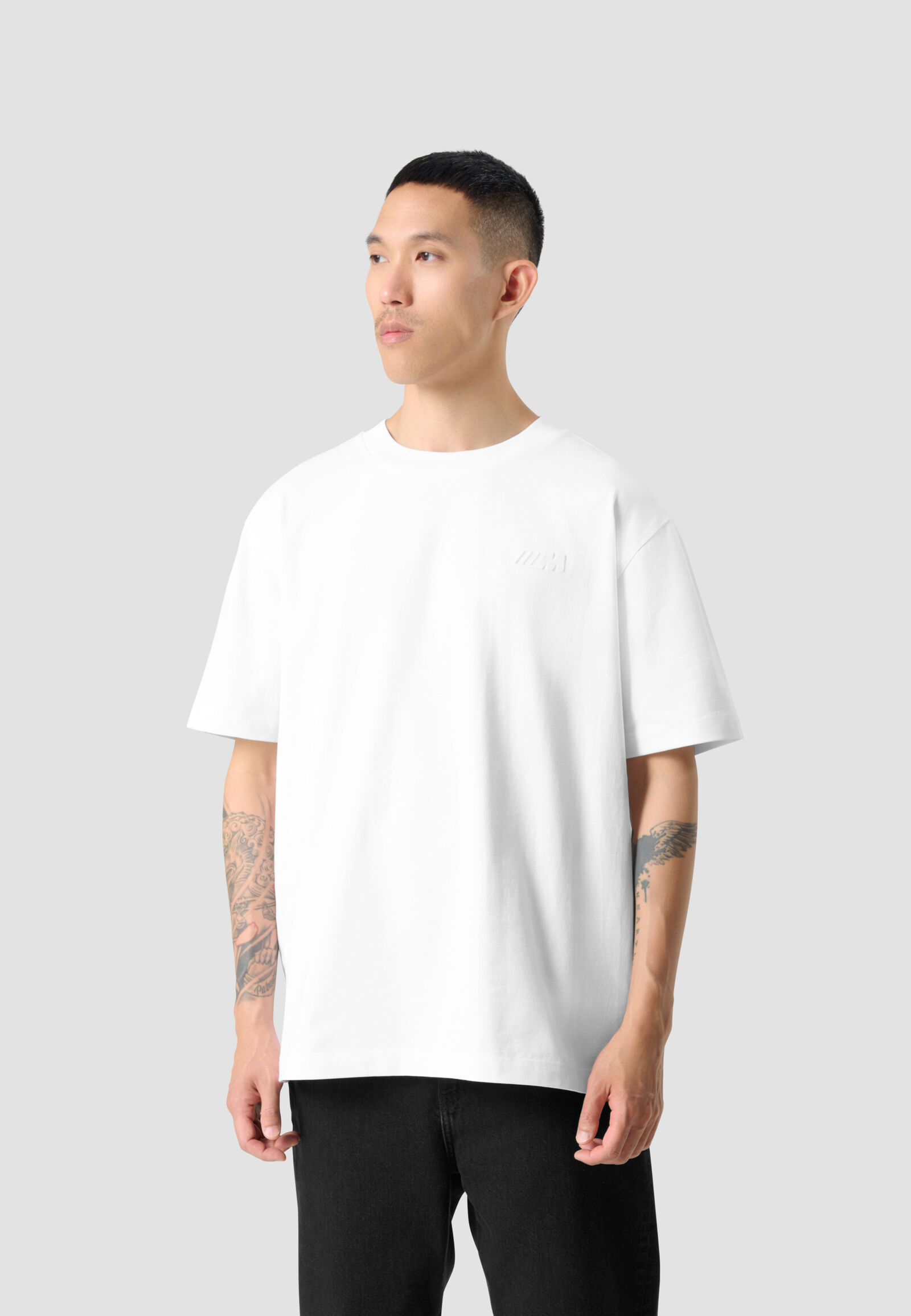 REVERSE M SS OVERSIZED T-SHIRT - model
