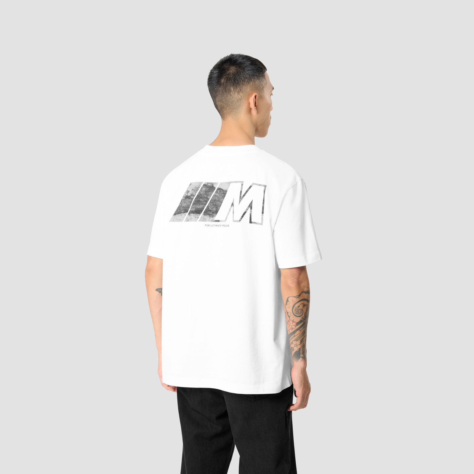 REVERSE M SS OVERSIZED T-SHIRT - model