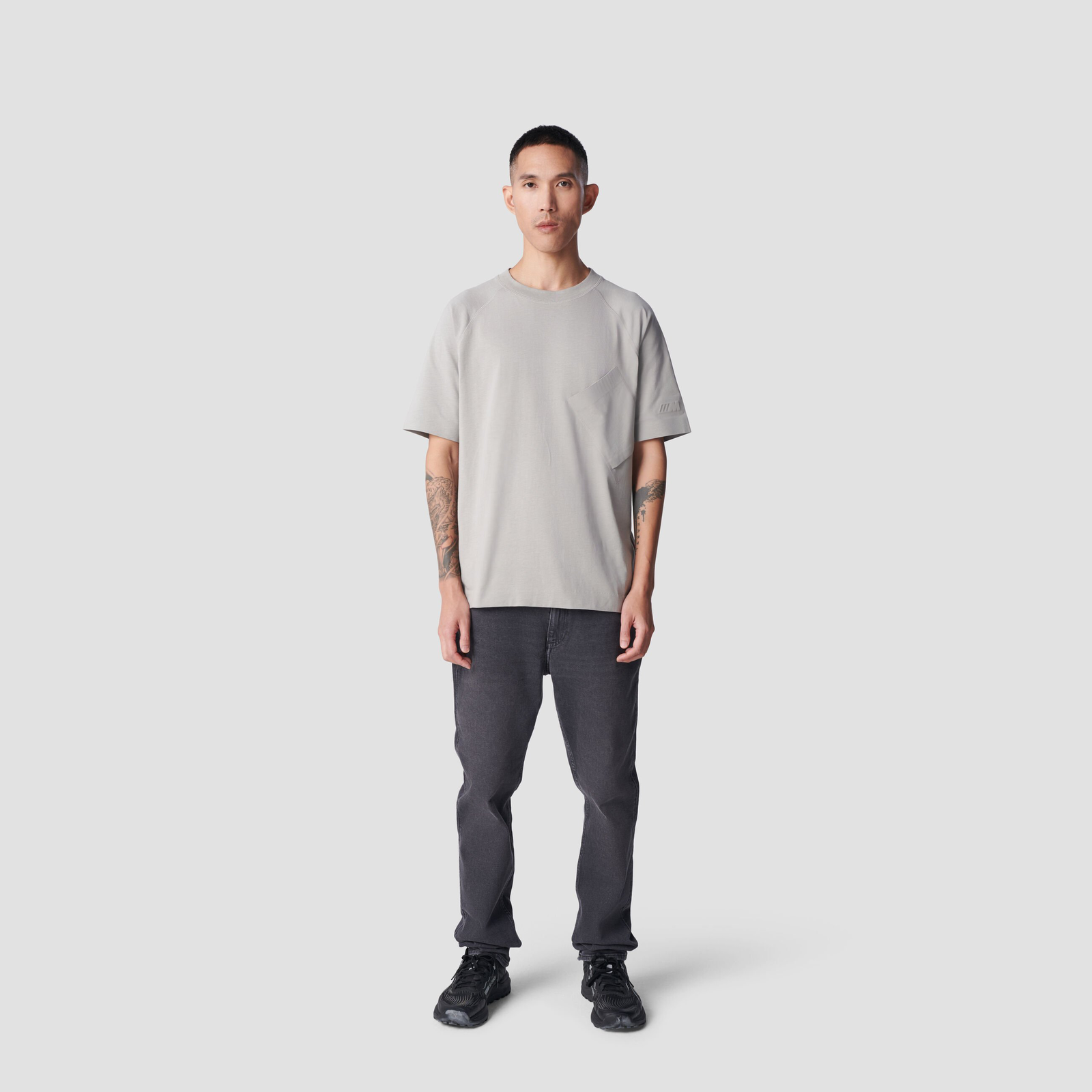 MICRO M RAGLAN T-SHIRT - model