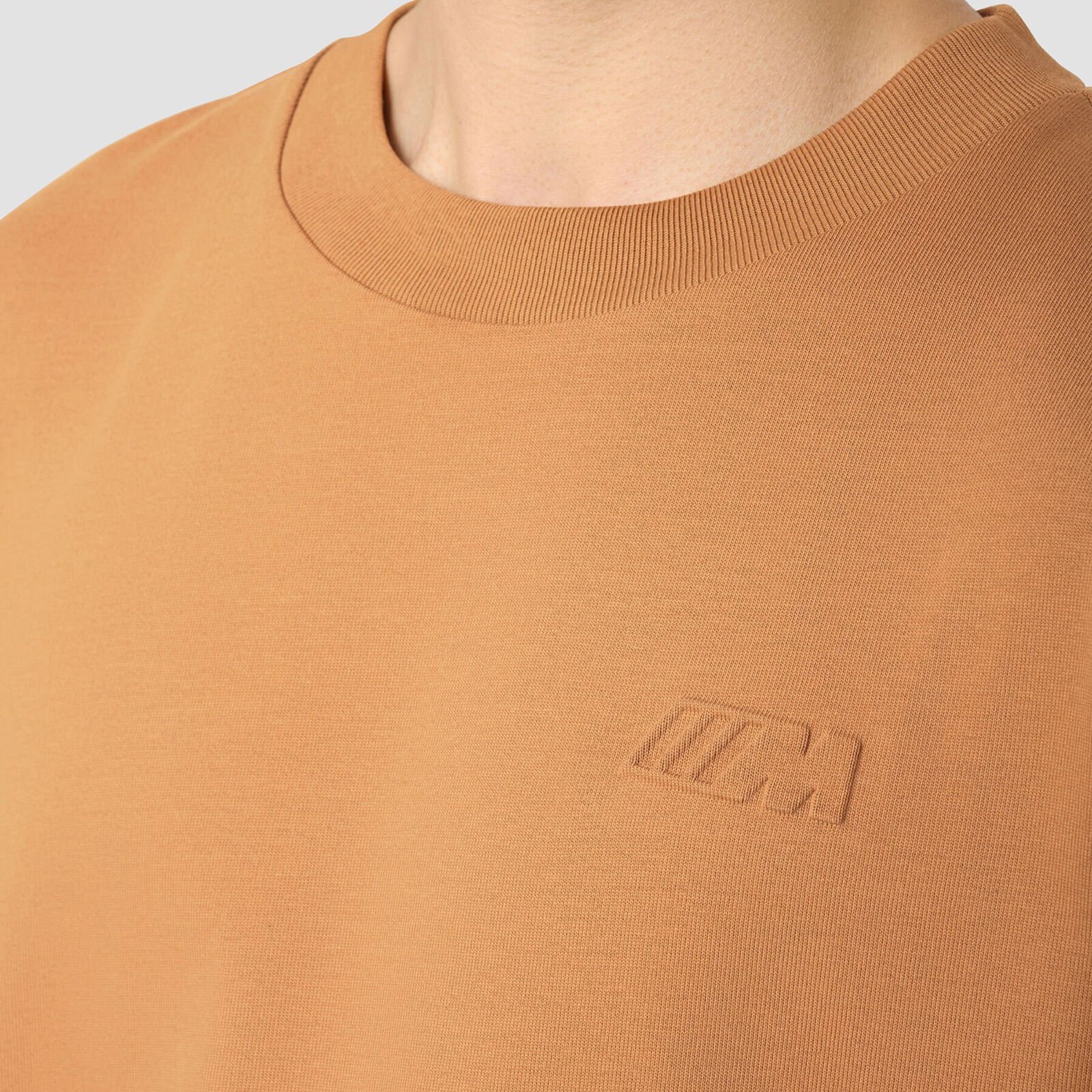 REVERSE M SS OVERSIZED T-SHIRT - model