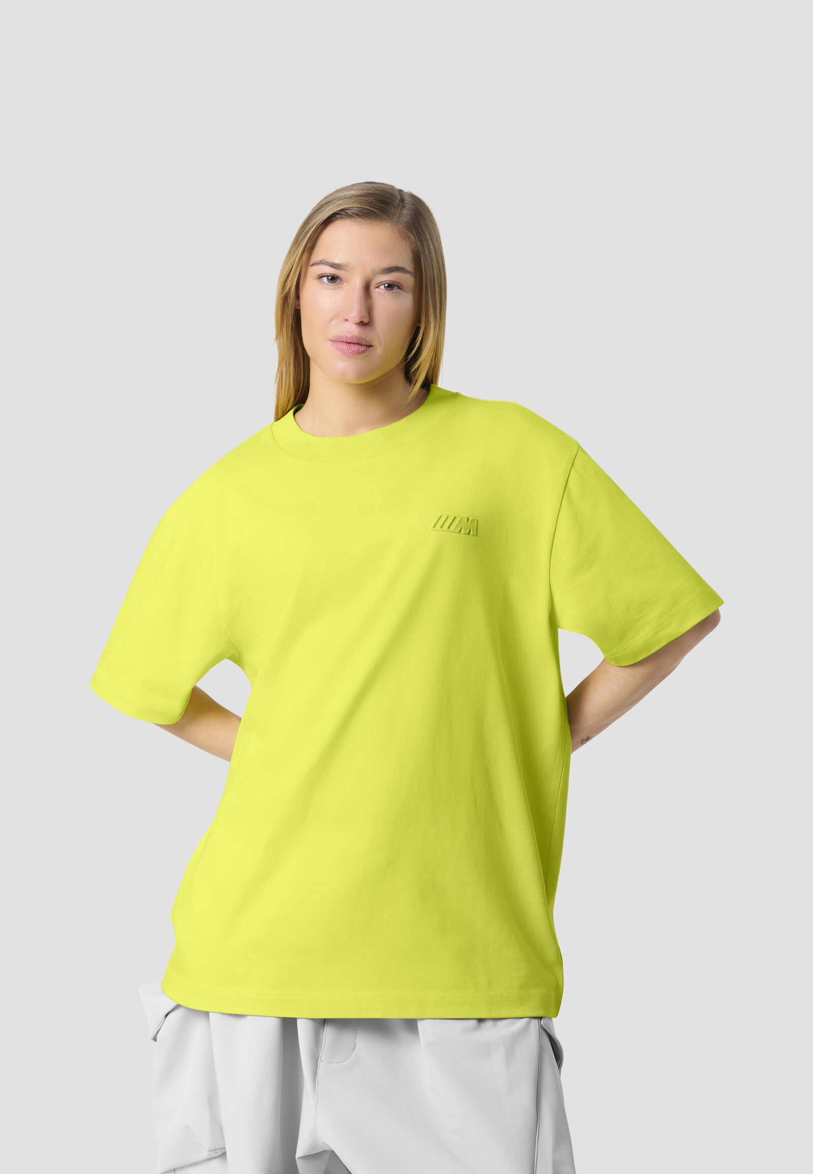 REVERSE M SS OVERSIZED T-SHIRT REFLECTIVE - model