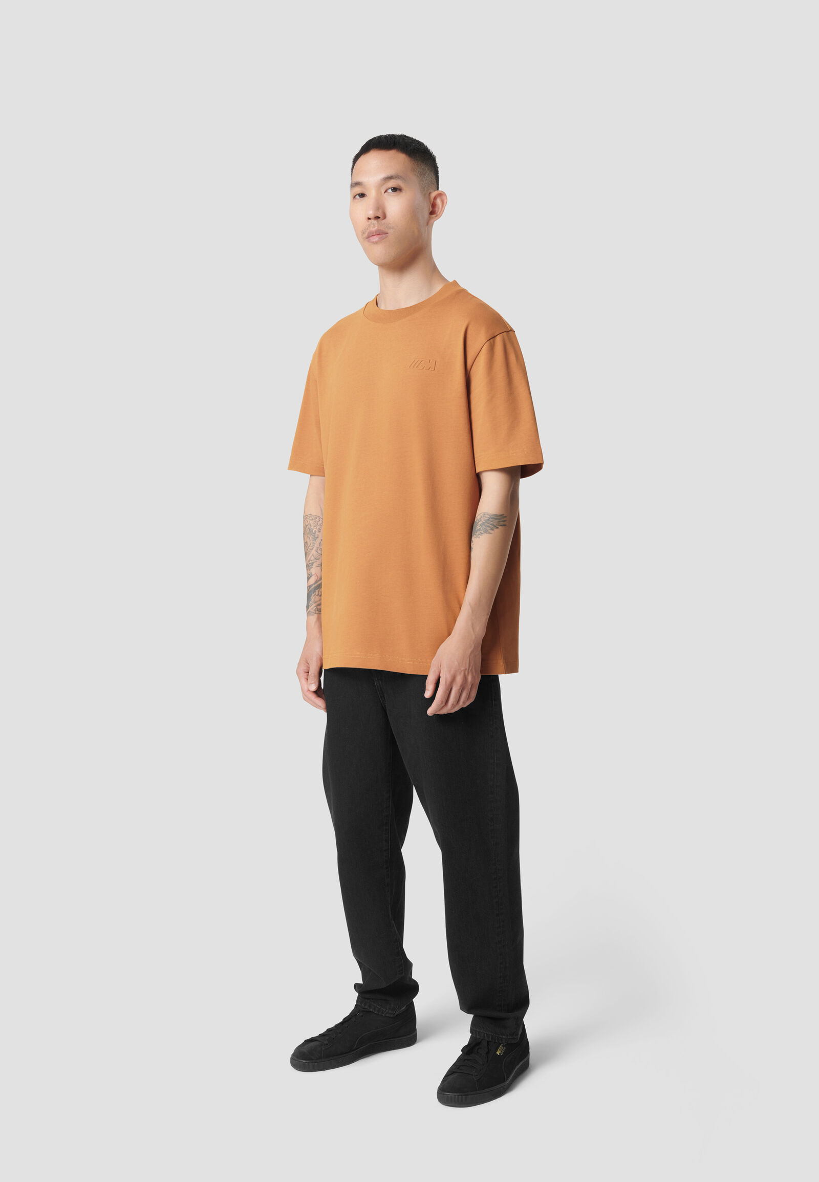 REVERSE M SS OVERSIZED T-SHIRT - model